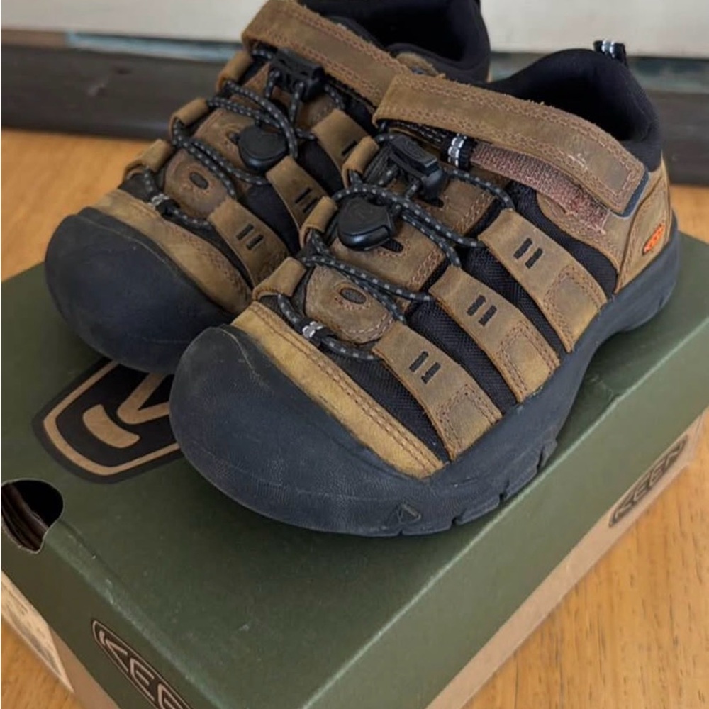 KEEN shoe Boys size 11